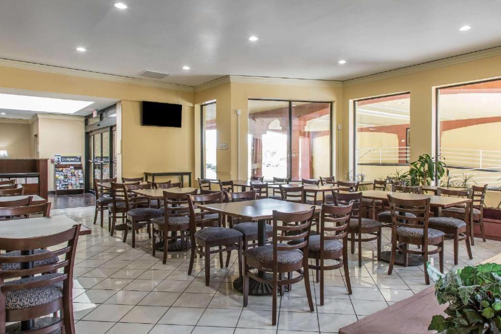Regency Inn & Suites New London Mystic Exterior photo
