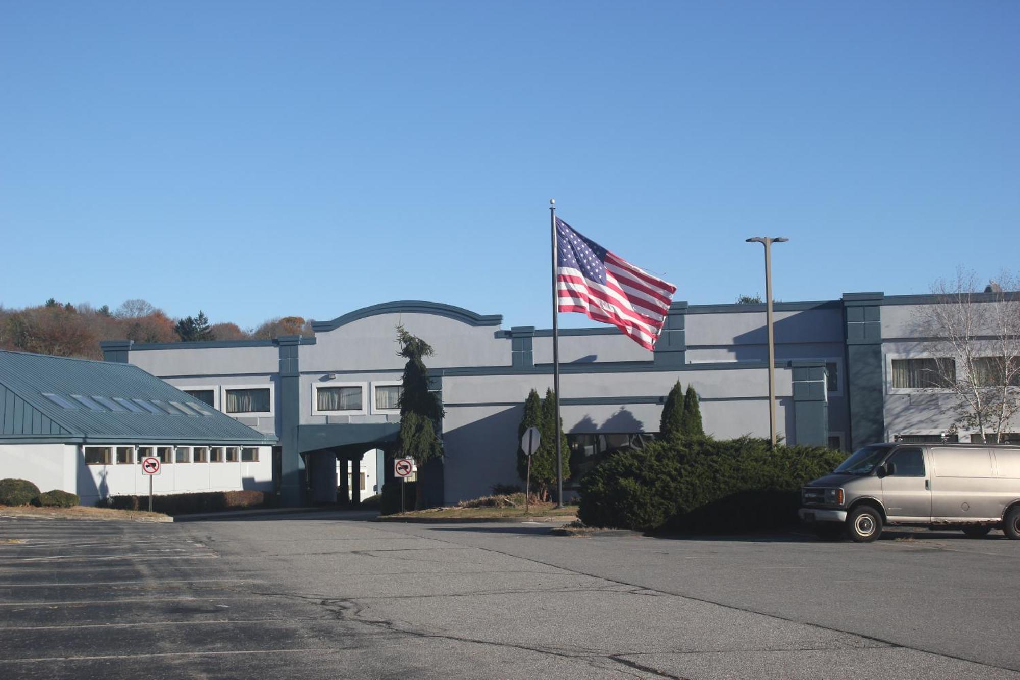 Regency Inn & Suites New London Mystic Exterior photo